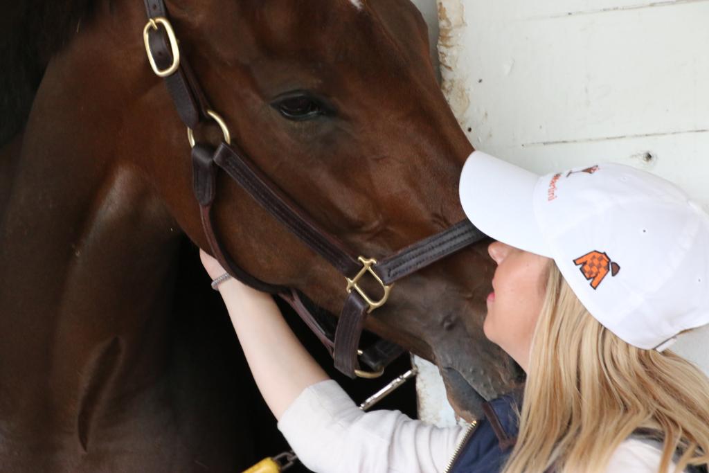 DaBruzzo giving Chocolate Martini a kiss – she has such a soft eye! (Julie June Stewart photo)